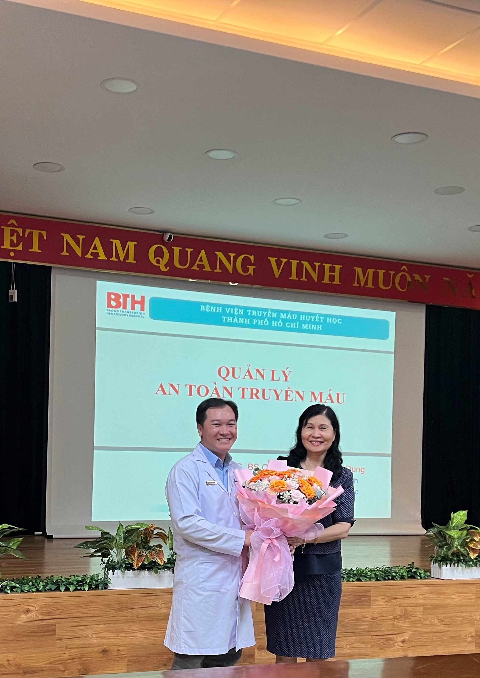 TS.BS Trương Thị Kim Dung – Cố viên chuyên môn Khoa tiếp nhận hiến máu – Bệnh viện Truyền máu huyết học, Giảng viên trường Đại học Y khoa Phạm Ngọc Thạch